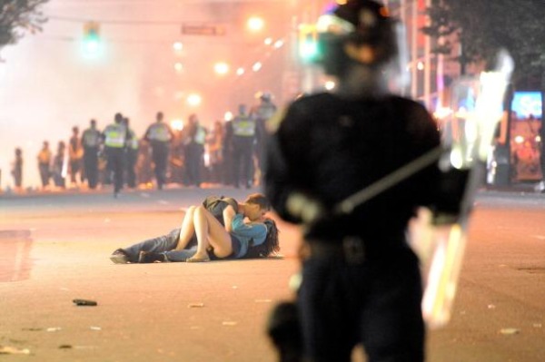 kissing-vancouver1
